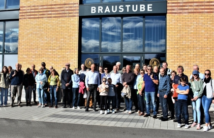 Gruppenbild vor der Braustube des Liechtensteiner Brauhauses